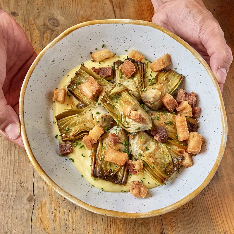 ALCACHOFAS_DE_TUDELA_TORREZNOS_Y_PARMENTIER_DE_CURRY_VERDE_