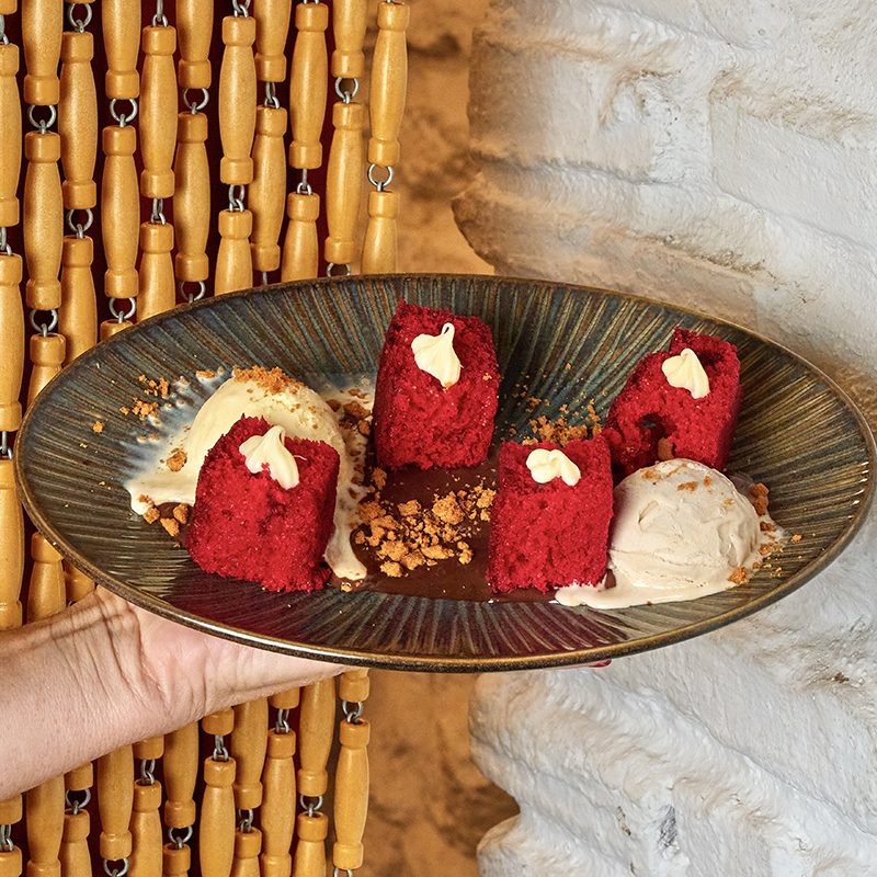 BIZCOCHO_DE_REMOLACHA_CON_CREMOSO_DE_CHOCOLATE_Y_HELADO_